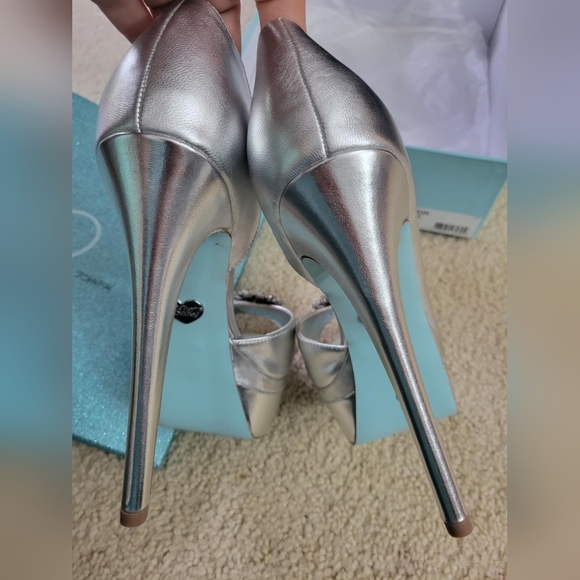 NIB Betsey Johnson Blue Wedding Honor Silver Metal Pumps Sz 10 - Picture 5 of 9